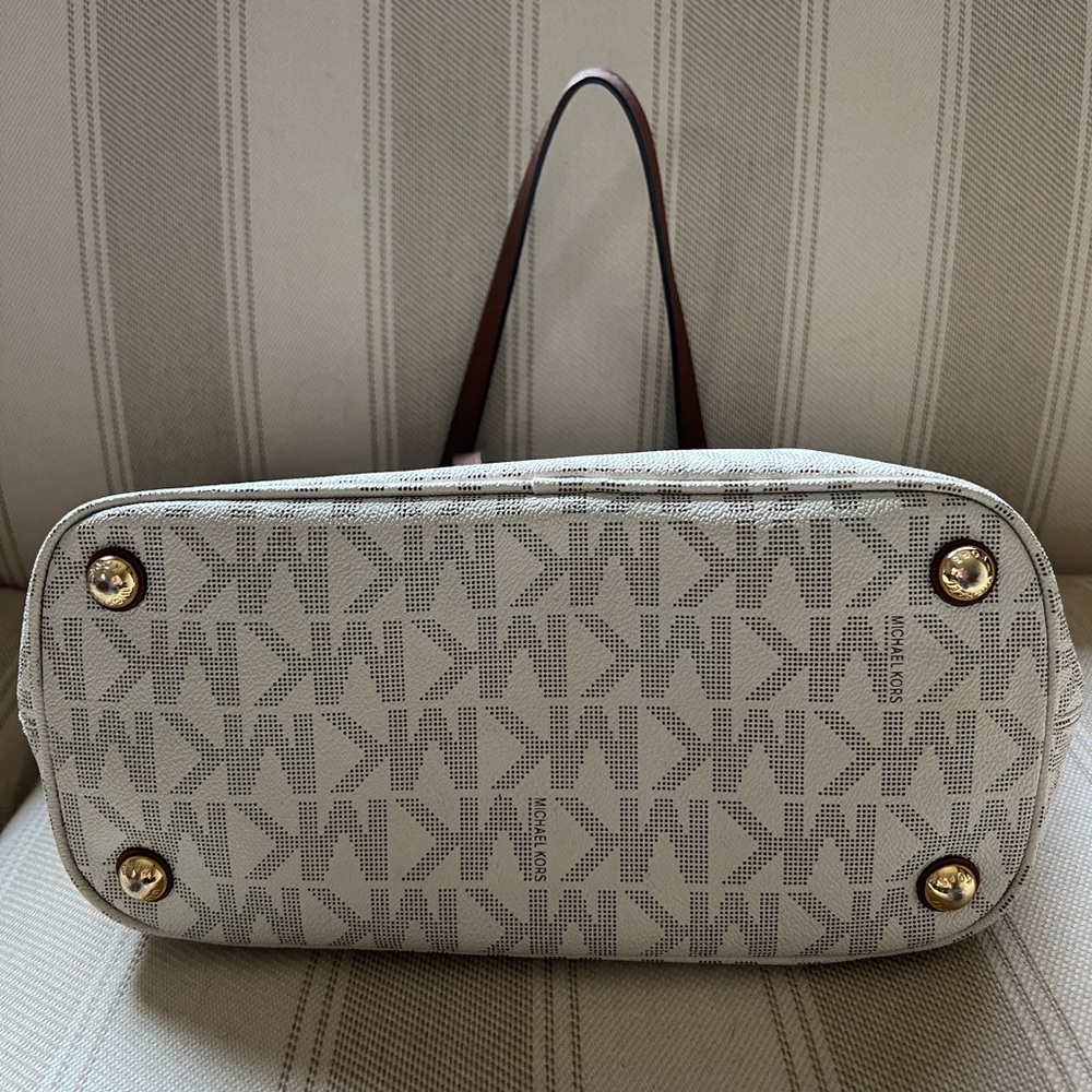 Michael Kors Large Snap Pocket Tote - Picture 2 of 6